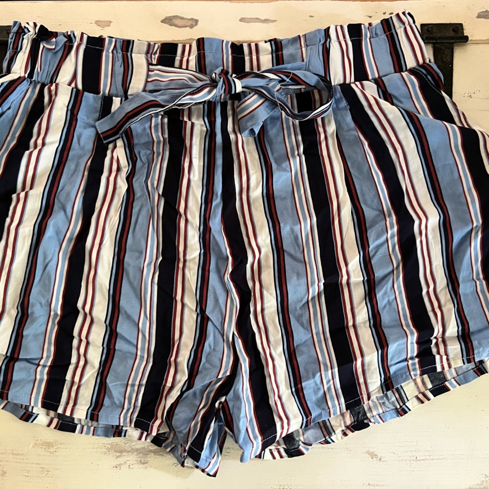 Womens shorts. 2XL White, navy, light blue and maroon. With a tie belt